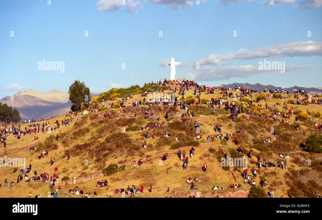 La foule sur la colline de 13 acres, reconstitution de l'Inti Raymi Festival Inca du Soleil à Sacrayhuaman, Cuzco, Pérou Banque D'Images