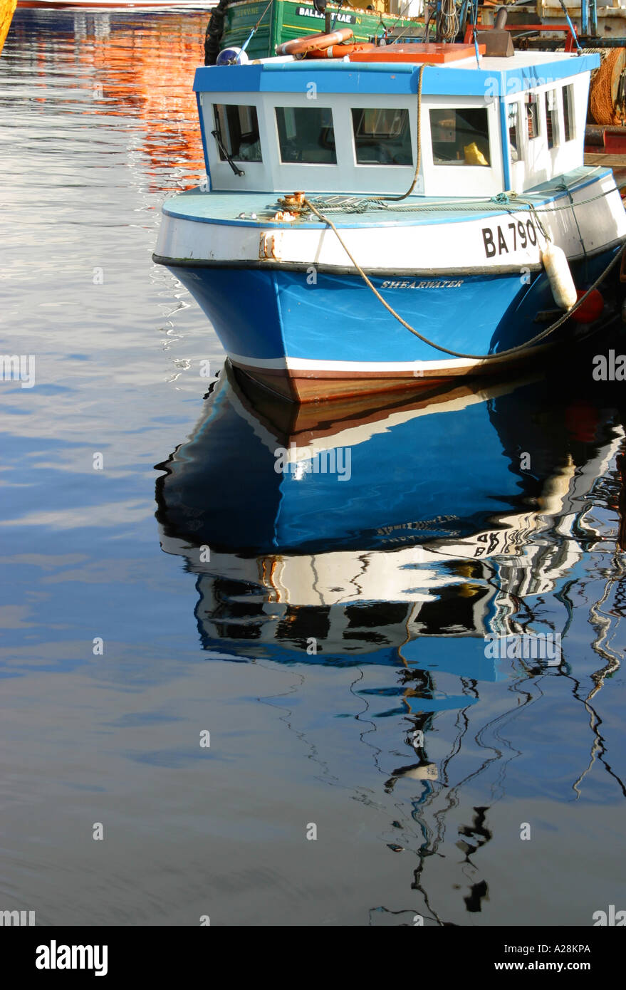 Bateau de pêche et la réflexion sur l'eau du port Banque D'Images