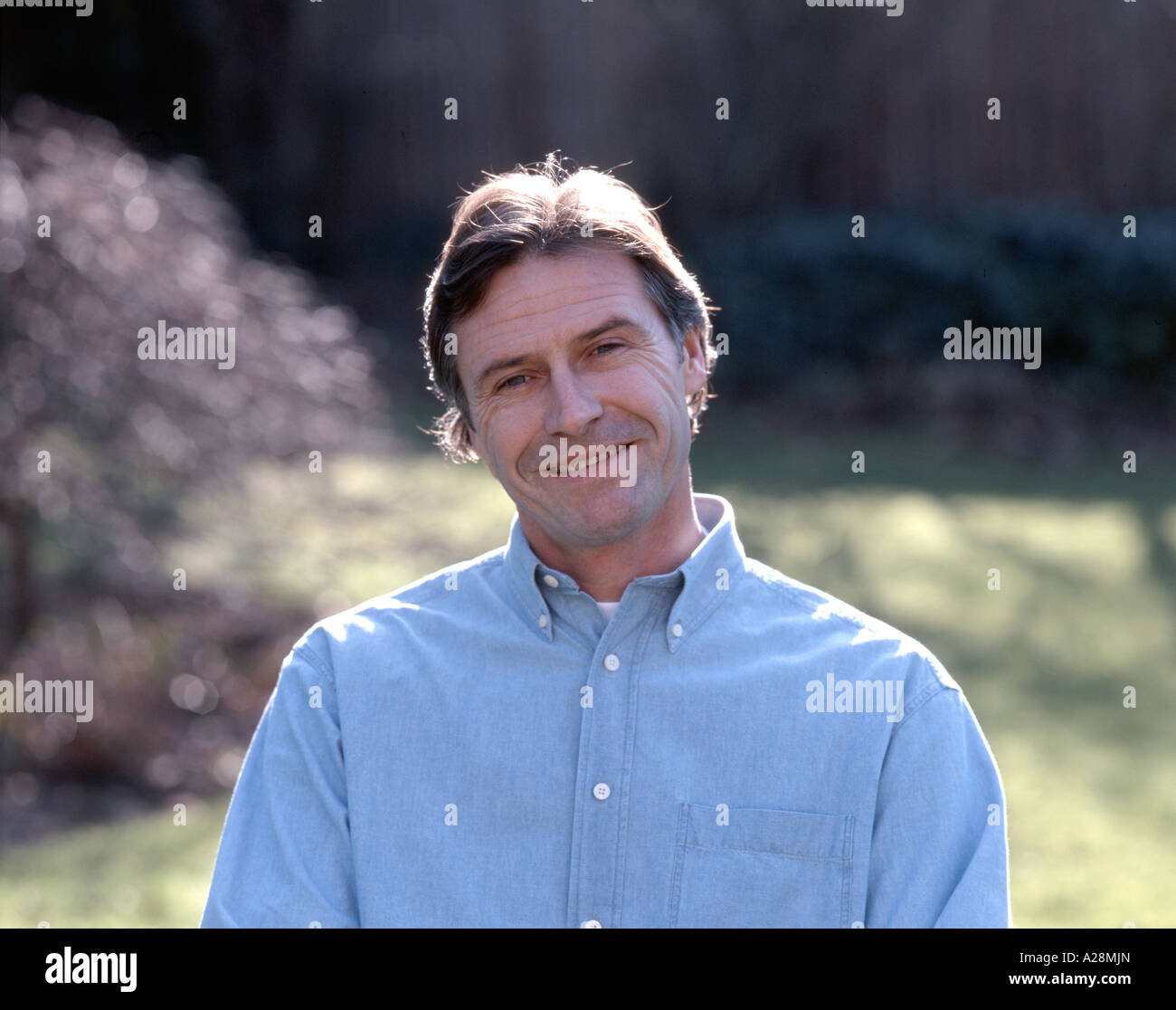 Homme souriant dans le jardin, Ascot, Berkshire, Angleterre, Royaume-Uni Banque D'Images
