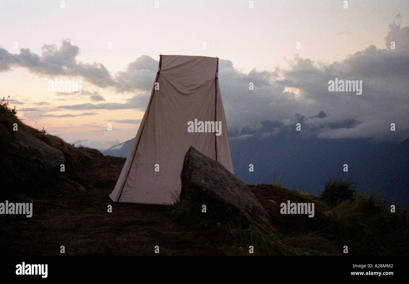 Une tente toilettes précaires sur le sentier des Incas, en route vers le Machu Picchu, Pérou Banque D'Images