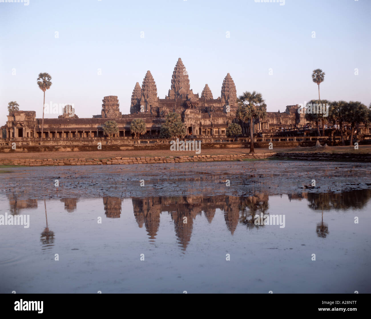 12ème siècle temple Angkor Wat, Angkor au lever du soleil, la Province de Siem Reap, Royaume du Cambodge Banque D'Images