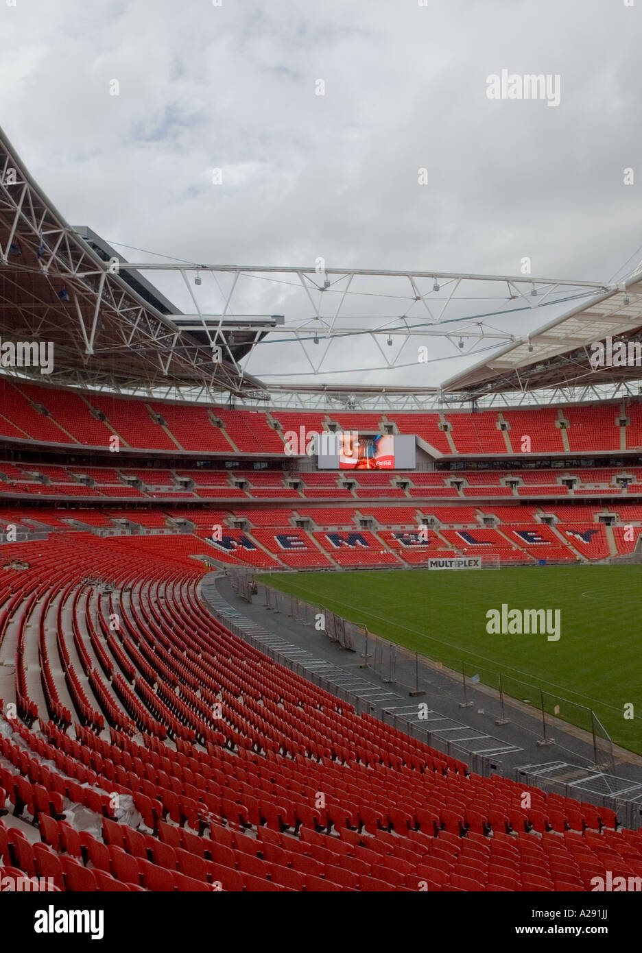 Intérieur du nouveau stade de Wembley avec pitch et coin Banque D'Images Intérieur du nouveau stade de Wembley avec pitch et coin Banque D'Images