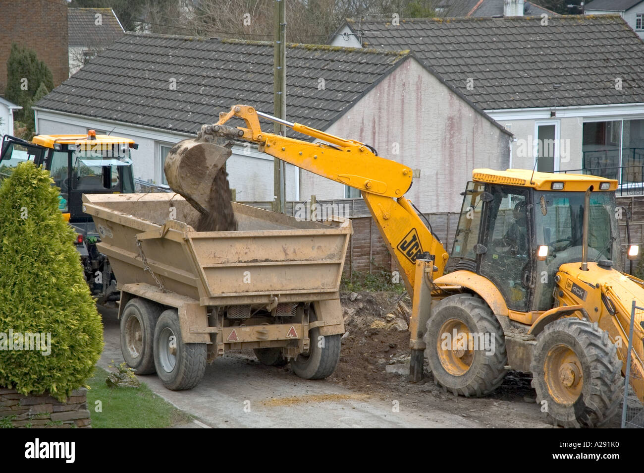 Jcb un chargement d'un wagon avec terre Banque D'Images