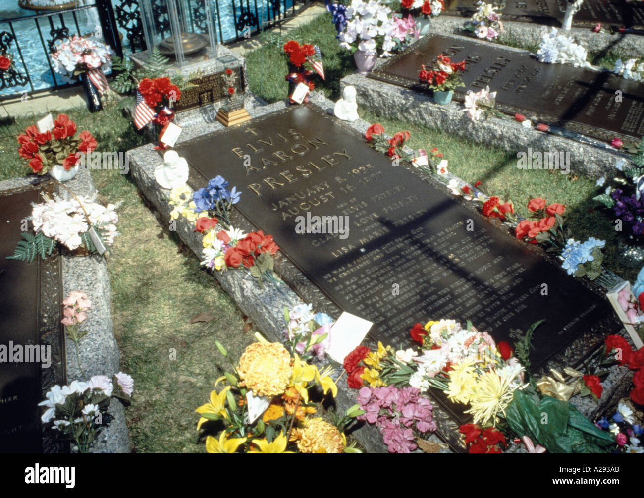 Les fleurs et les petites offrandes sur la tombe d'Elvis Presley dans le jardin de méditation à Graceland Memphis Tennessee Banque D'Images