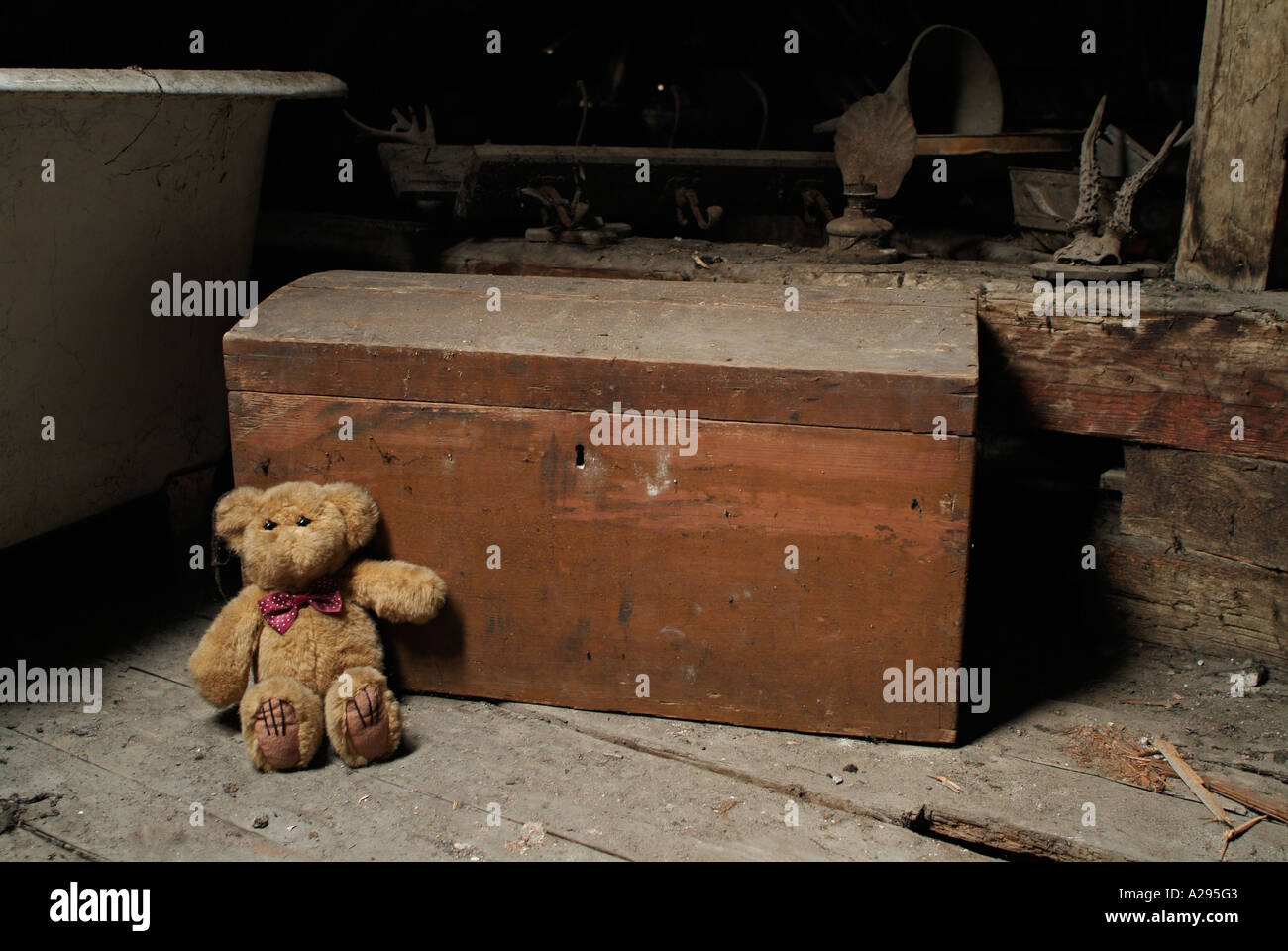 L'ours en peluche et un vieux coffre à jouets dans le grenier poussiéreux  d'une maison Photo Stock - Alamy