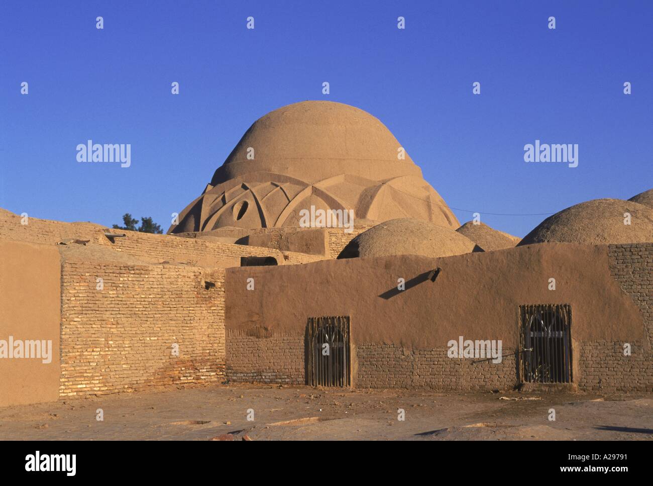 Brique de boue safavide dôme du bazar Vakil construit en Iran Kerman 18ème Moyen-orient C Rennie Banque D'Images
