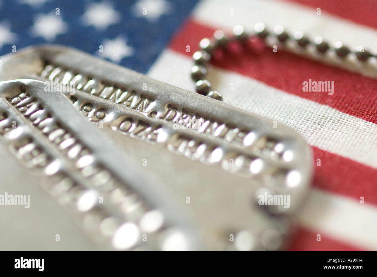 Libre Vue conceptuelle du militaire américain dog tags sur United States flag Banque D'Images