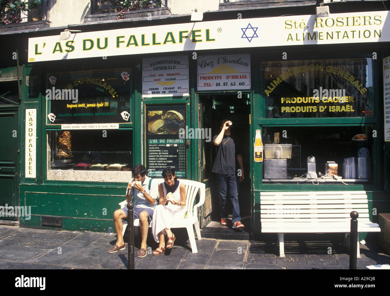 34 Rue Des Rosiers 75004 Paris France L As du Falafel rue des Rosiers Paris France Europe Photo Stock - Alamy