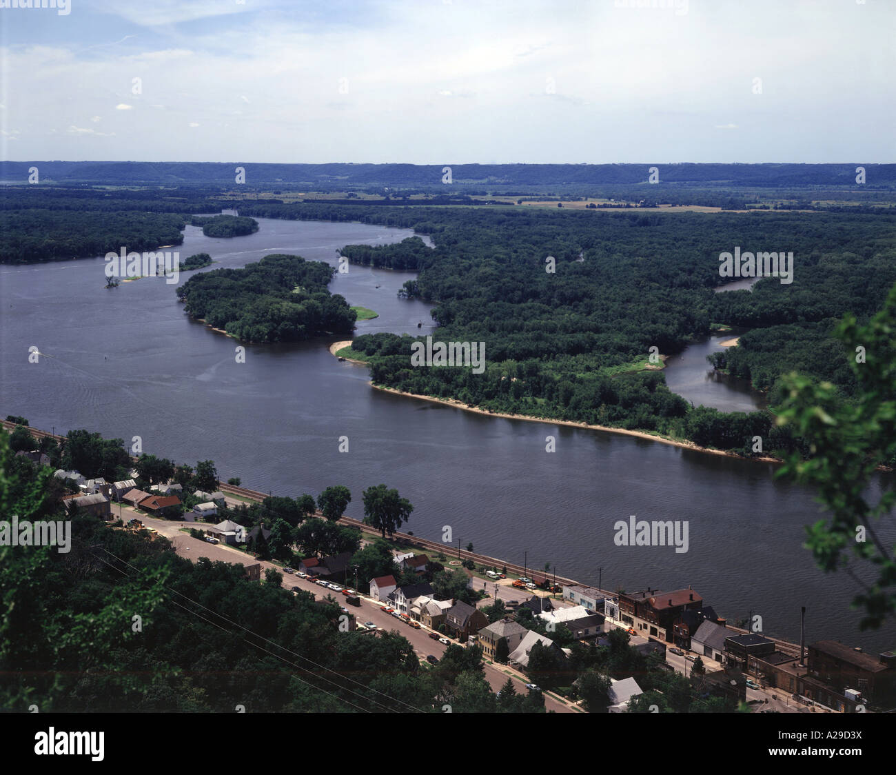 Vue aérienne de la rivière Mississippi comme il diffuse au-delà de la petite communauté d'Alma au Wisconsin Banque D'Images