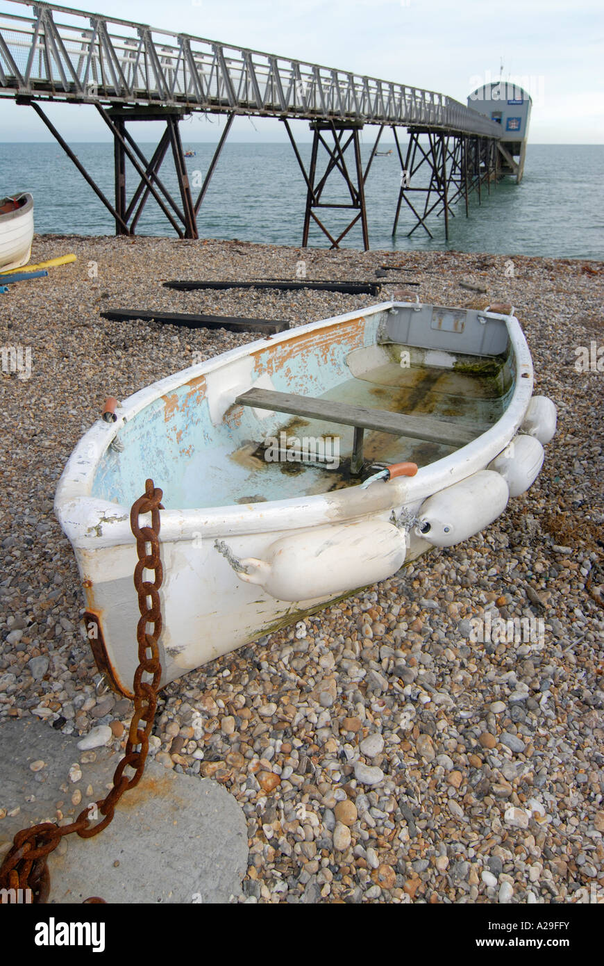 Selsey lifeboat house et lancer avec petit bateau de pêche blanche et la chaîne en premier plan Banque D'Images