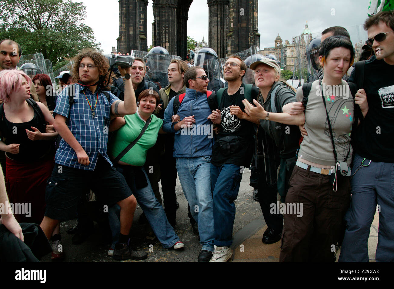 Les émeutiers, les manifestants, dans la rue Princes Street, pendant le sommet du G8 2005, Édimbourg Banque D'Images