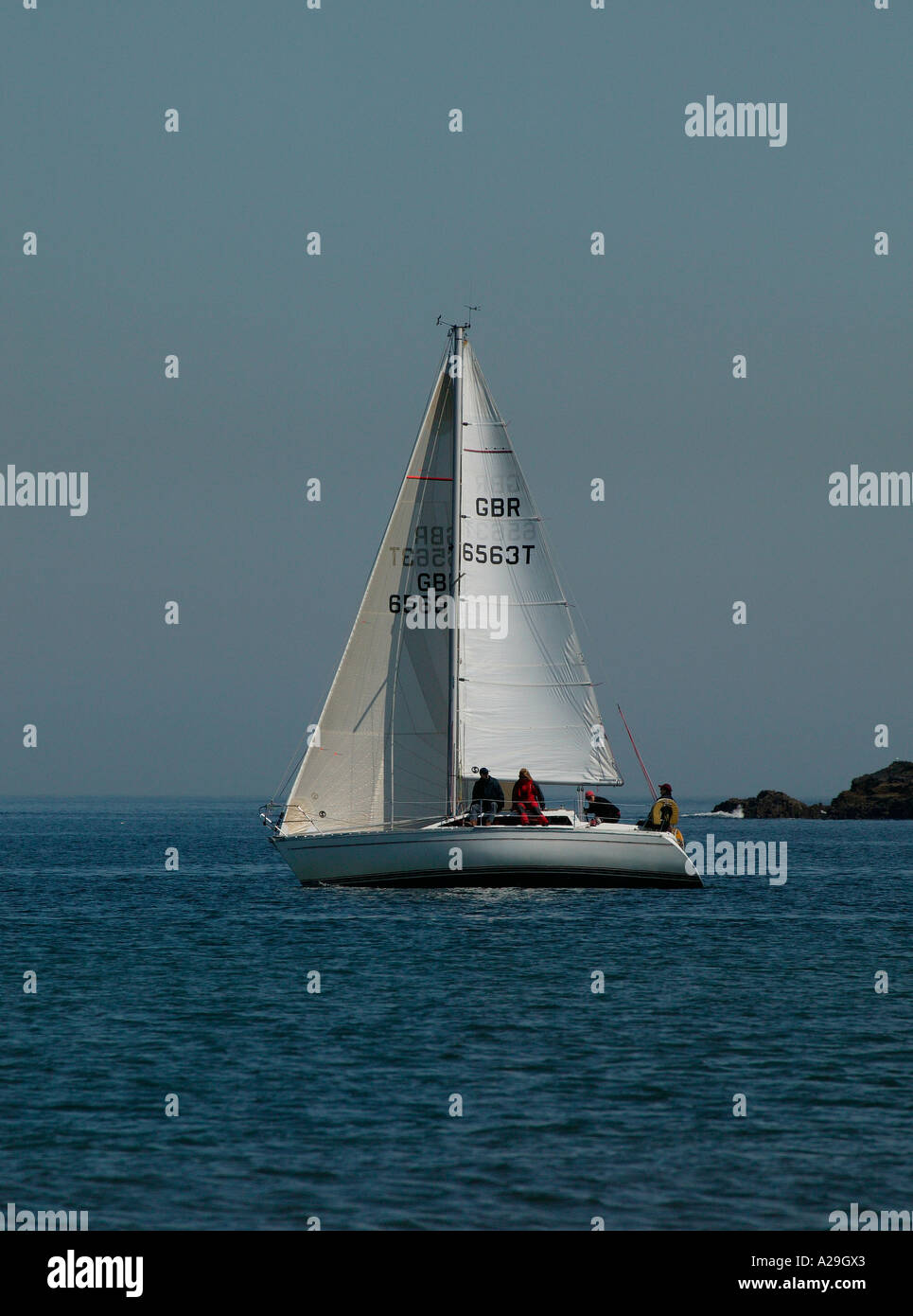 Yacht avec voile blanche, navigation dans l'Estuaire de Forth, Mer du Nord, Côte Est, de l'Écosse Banque D'Images