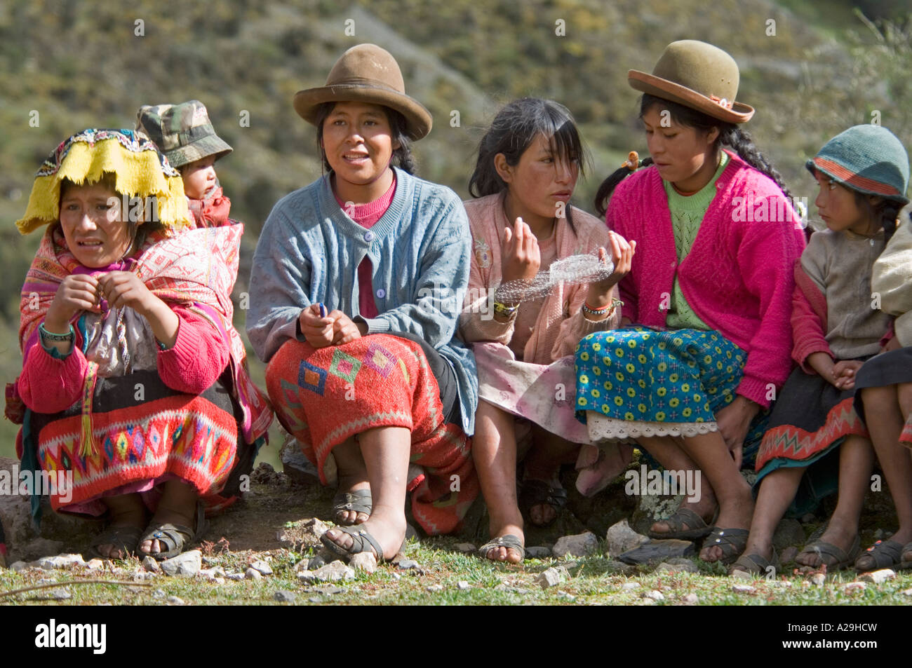 Les personnes péruviennes en costume traditionnel visiter le camp de base au début de la 'communauté' de l'Inca. Banque D'Images