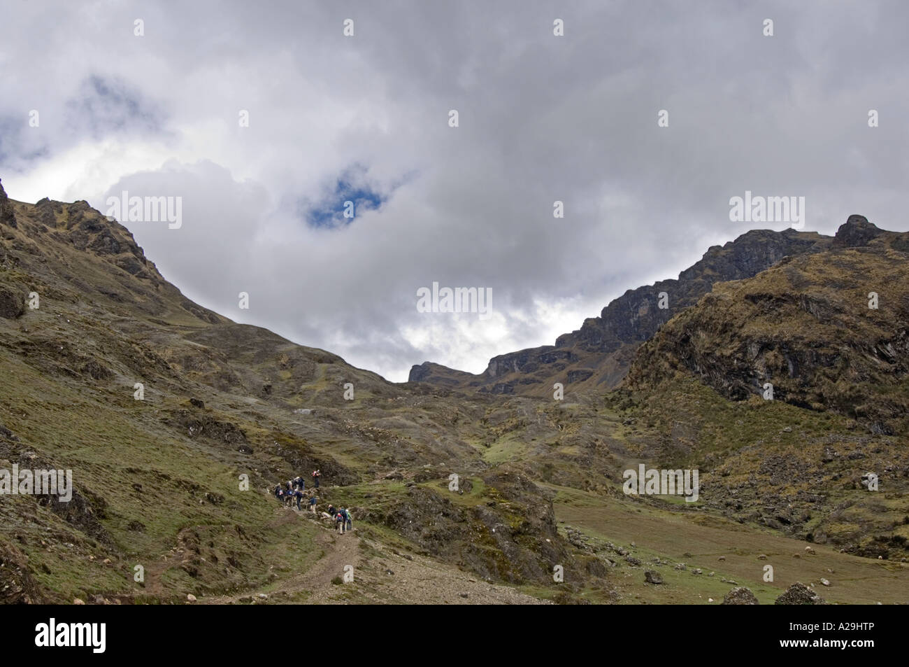 Un groupe de touristes et de guides de trekking à travers le paysage sauvage des Andes sur la "communauté" de l'Inca. Banque D'Images