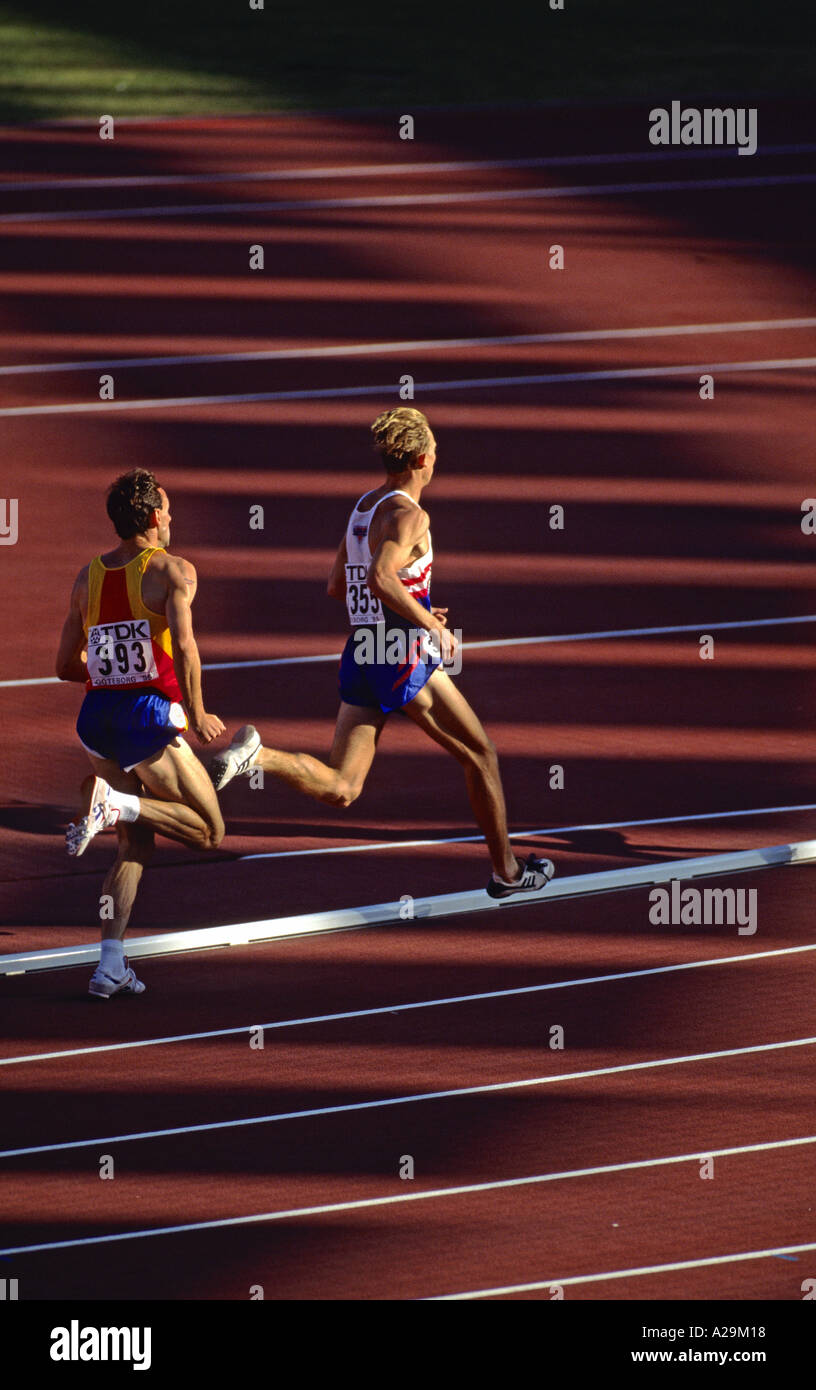 Deux coureurs homme sur la piste de course lors d'une course de 1500m Banque D'Images