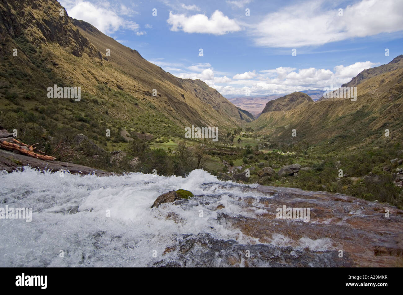 Une chute d'eau et de paysages de montagne robuste tandis que sur la "communauté" de l'Inca avec une vitesse d'obturation élevée pour figer le mouvement. Banque D'Images