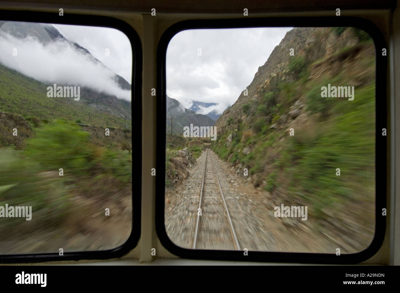 La vue depuis l'avant du train Ferrostaal à Aguas Calientes d'où vous prenez un bus jusqu'à Machu Picchu. Banque D'Images