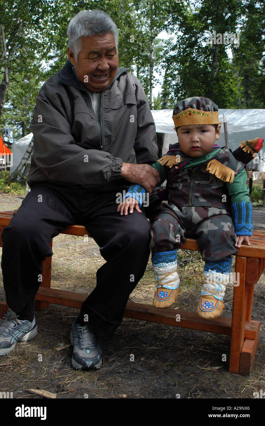 Bébé crie natif et grand-père en costume traditionnel à côté de la baie James, Québec canada Banque D'Images