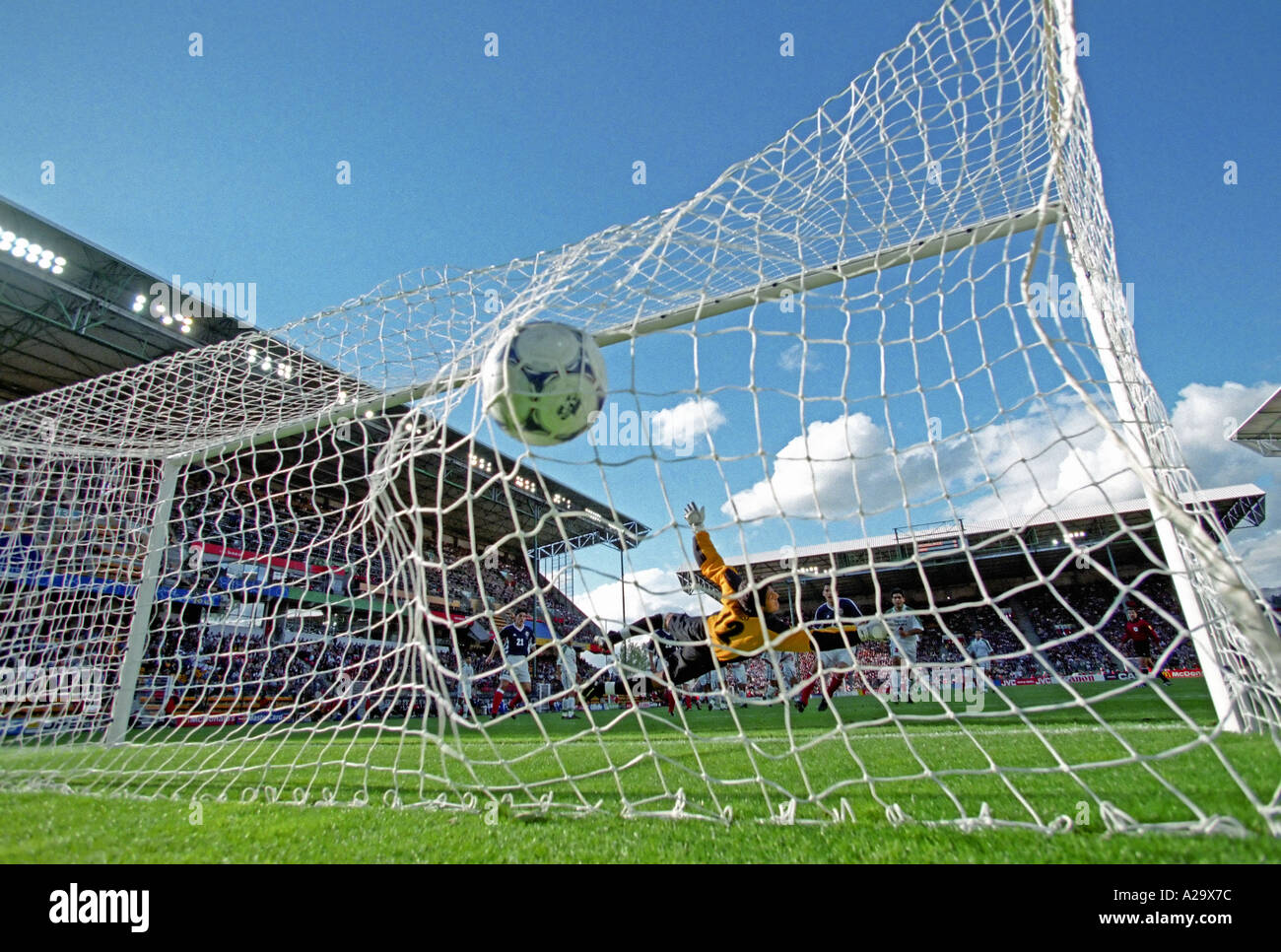 Le ballon touche le fond du filet lors de la Coupe du monde match entre l'Iran et la Yougoslavie Banque D'Images