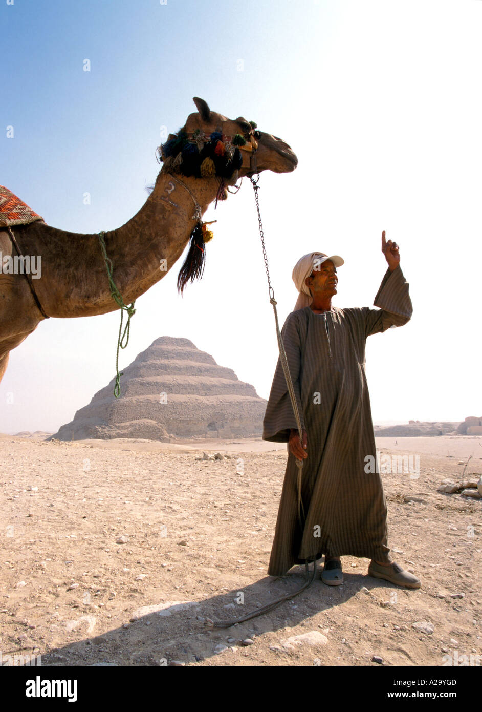 L'homme égyptien pointant vers le ciel Sakkarah pyramide Banque D'Images