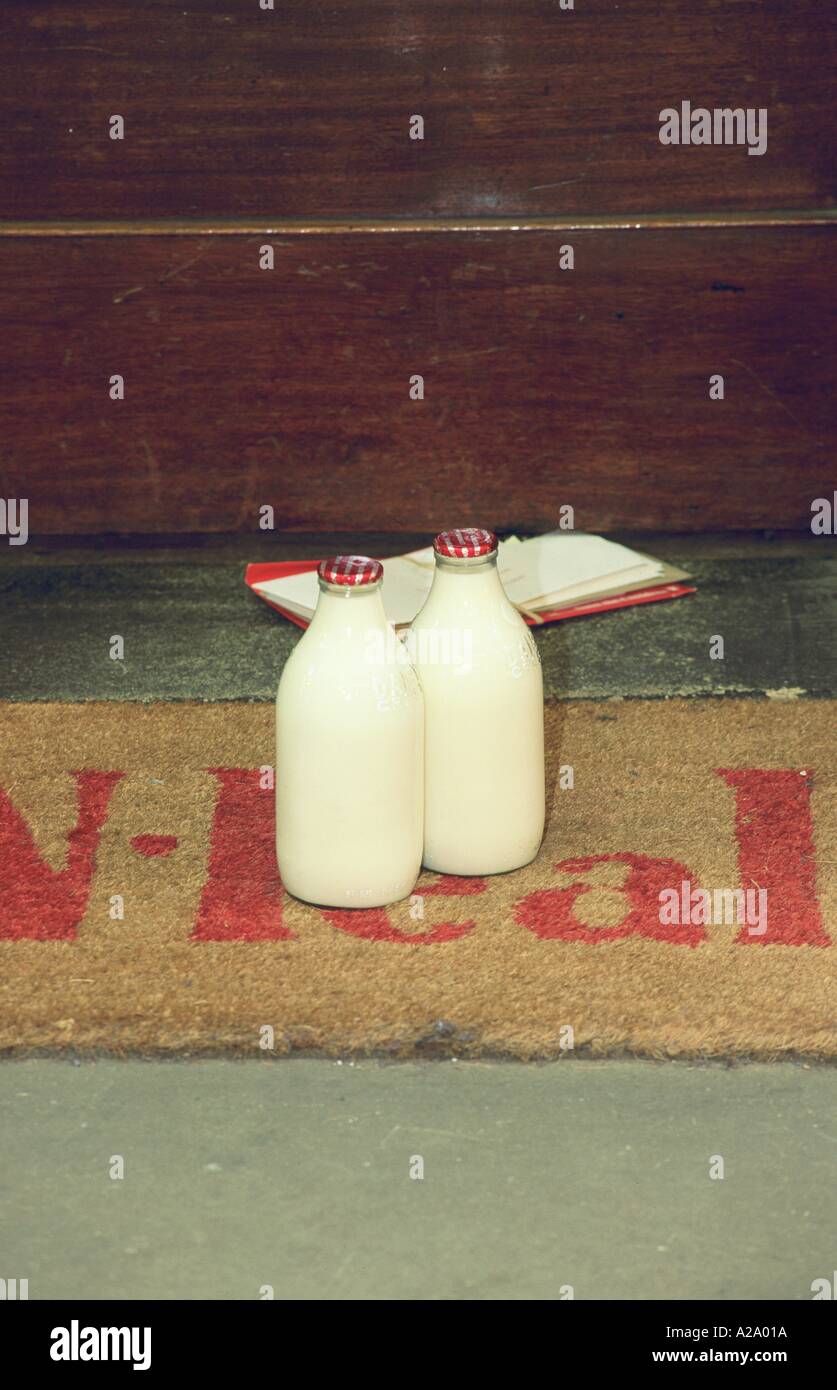 Deux pintes de lait sur une porte London UK S Granddadam Banque D'Images