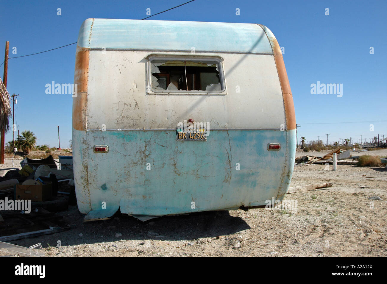 Mobile home abandonné sur les rives de la mer de Salton, Salton City, Californie, USA. Banque D'Images