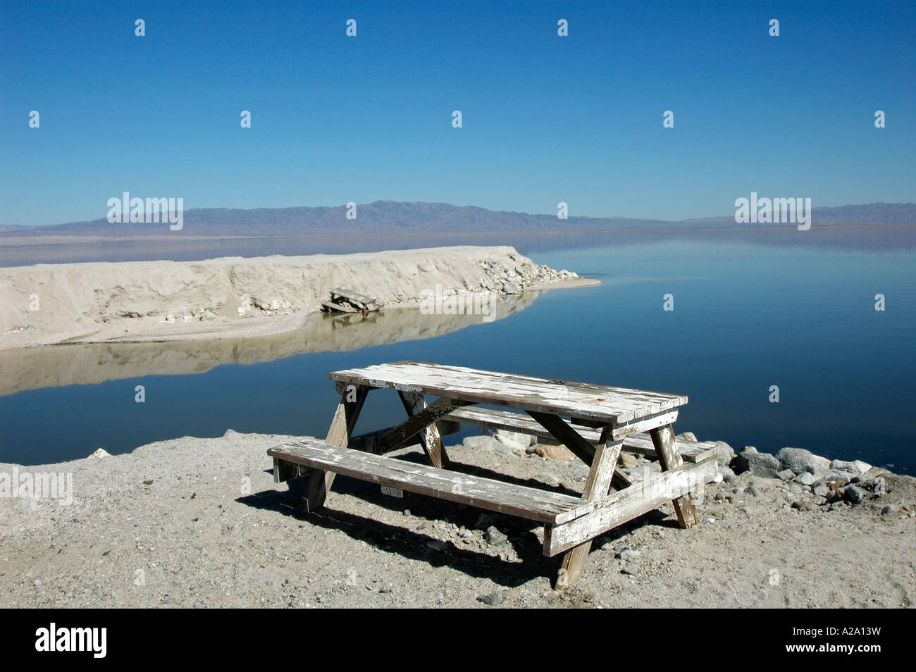 Des tables de pique-nique sur les rives de la mer de Salton, Salton City, Californie, USA. Banque D'Images