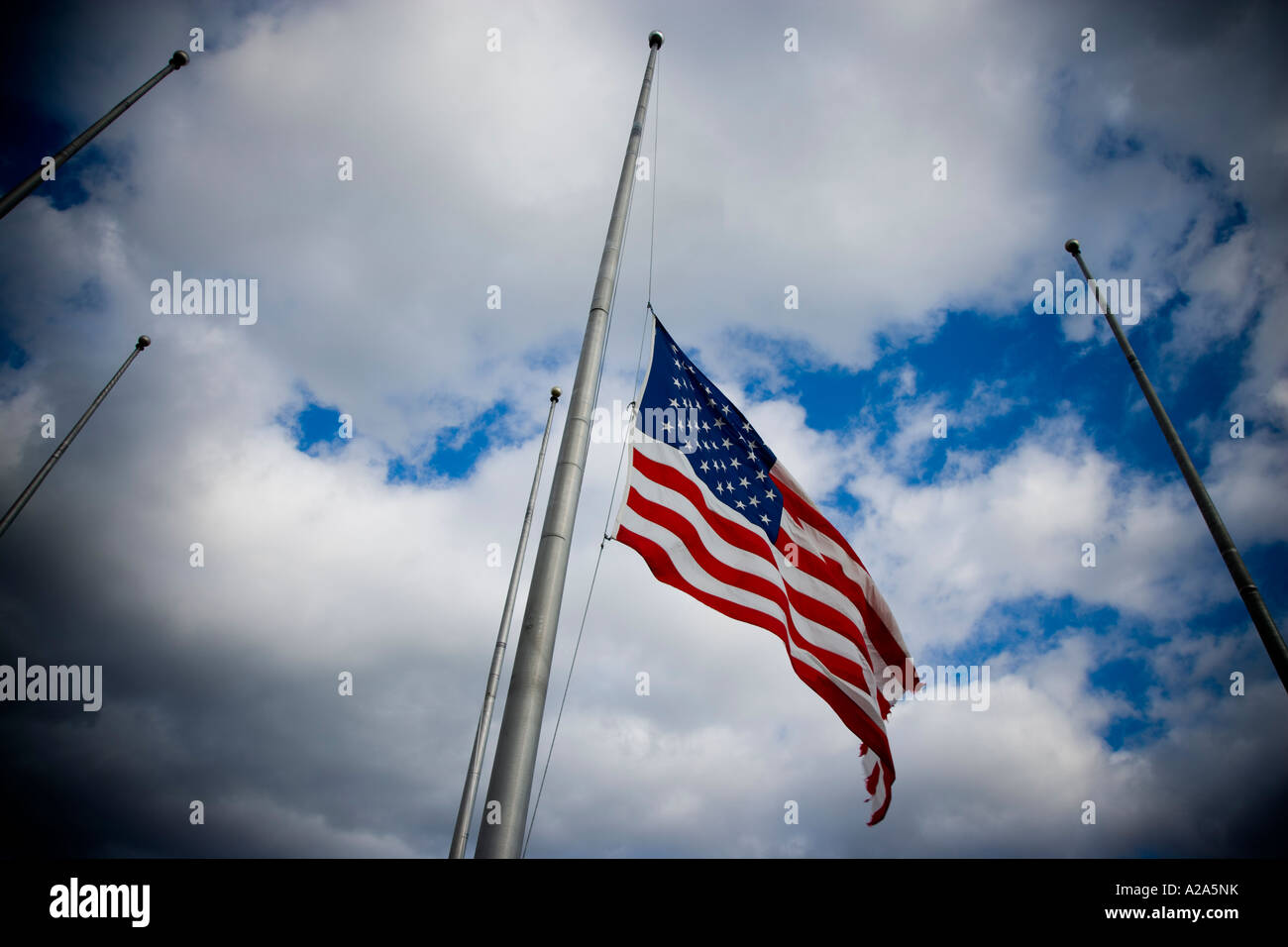 Un drapeau américain en berne Banque D'Images
