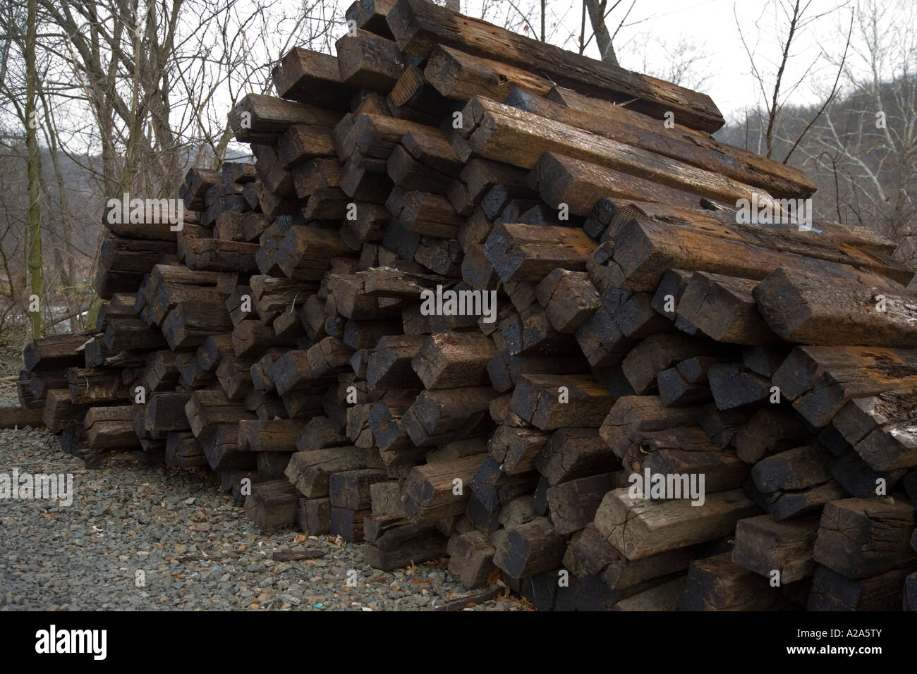 Un tas de traverses de chemin de fer en bois Photo Stock - Alamy