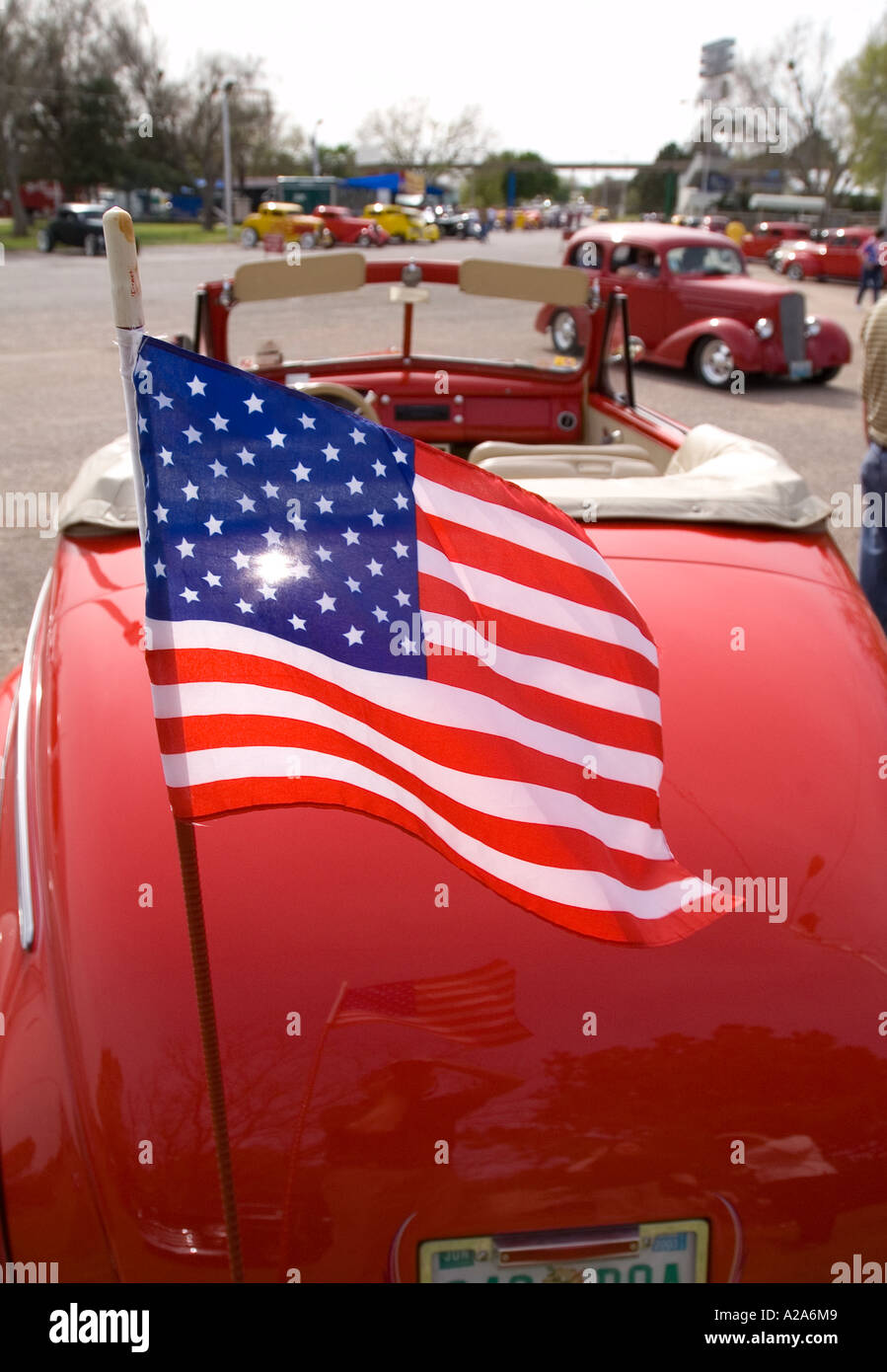 Drapeau américain sur une voiture classique à Oklahoma City, Oklahoma. Banque D'Images