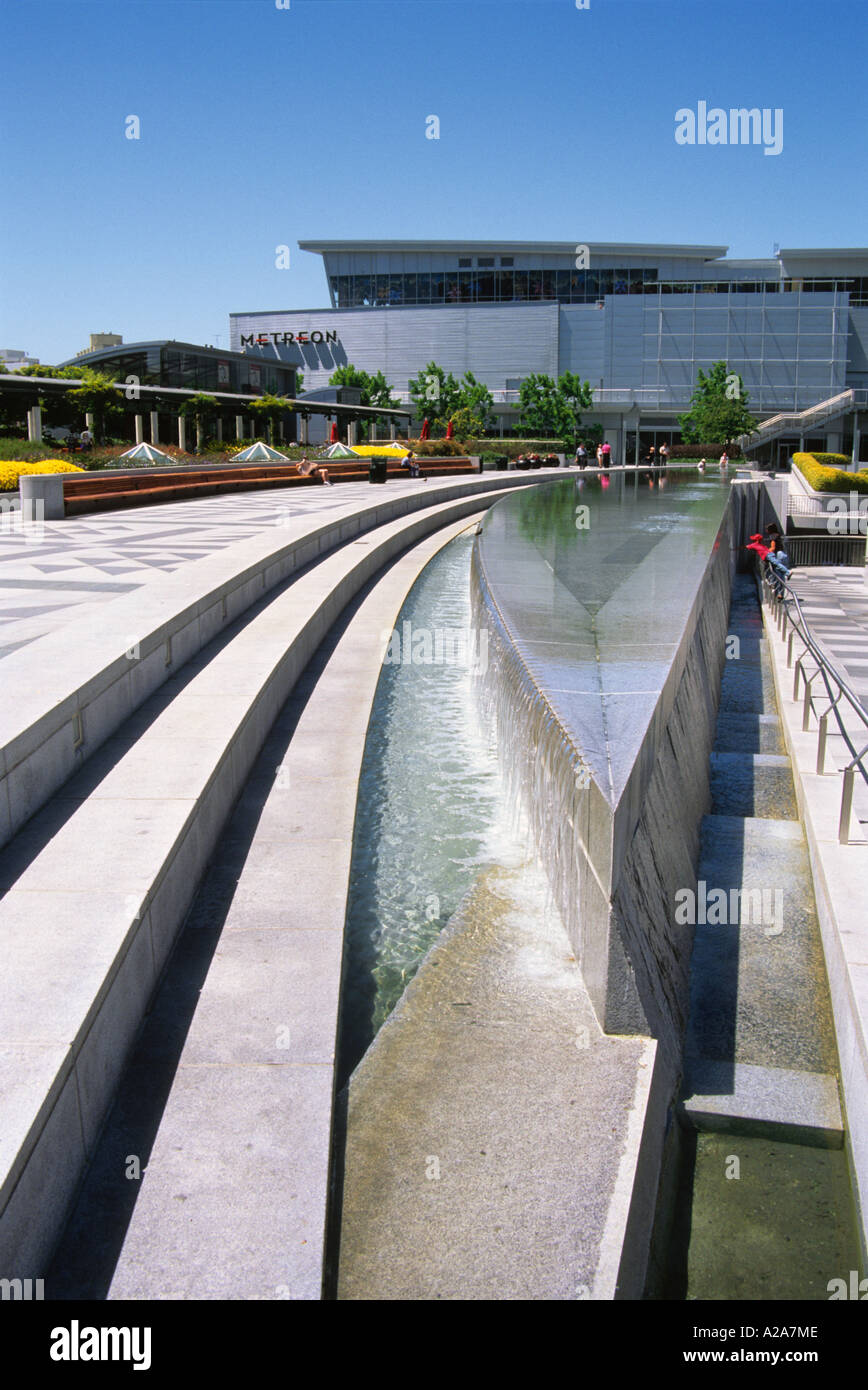 Le Sony Metreon, vu de l'Jardins Yerba Buena à San Francisco, Californie. Banque D'Images