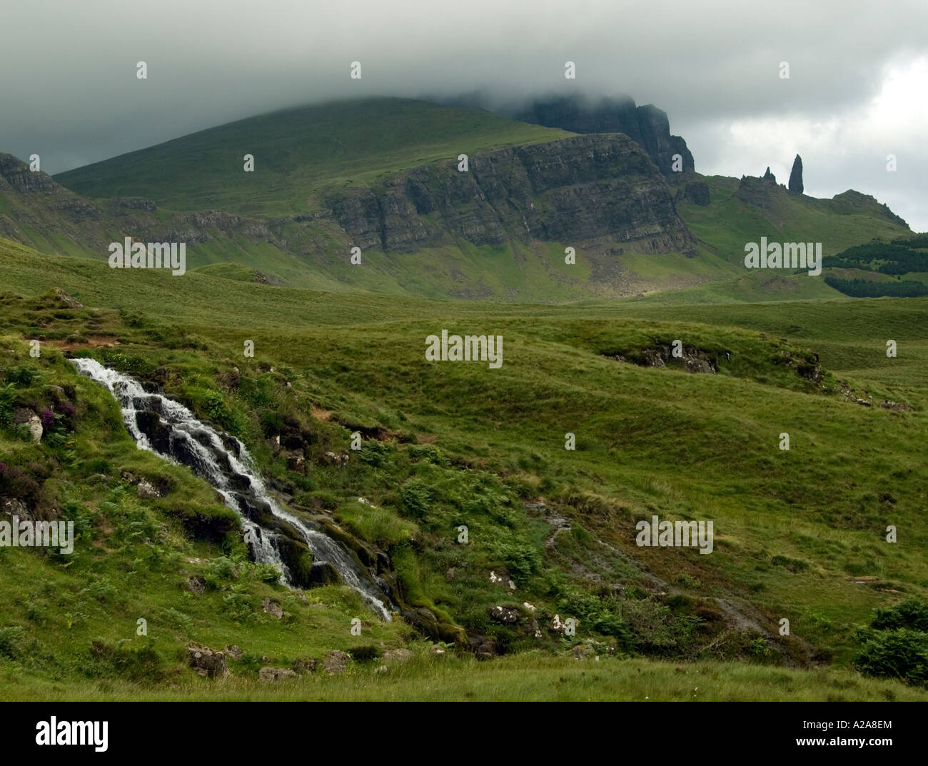 Vue sur le vieil homme de Storr sur l'île de Skye en Ecosse Banque D'Images