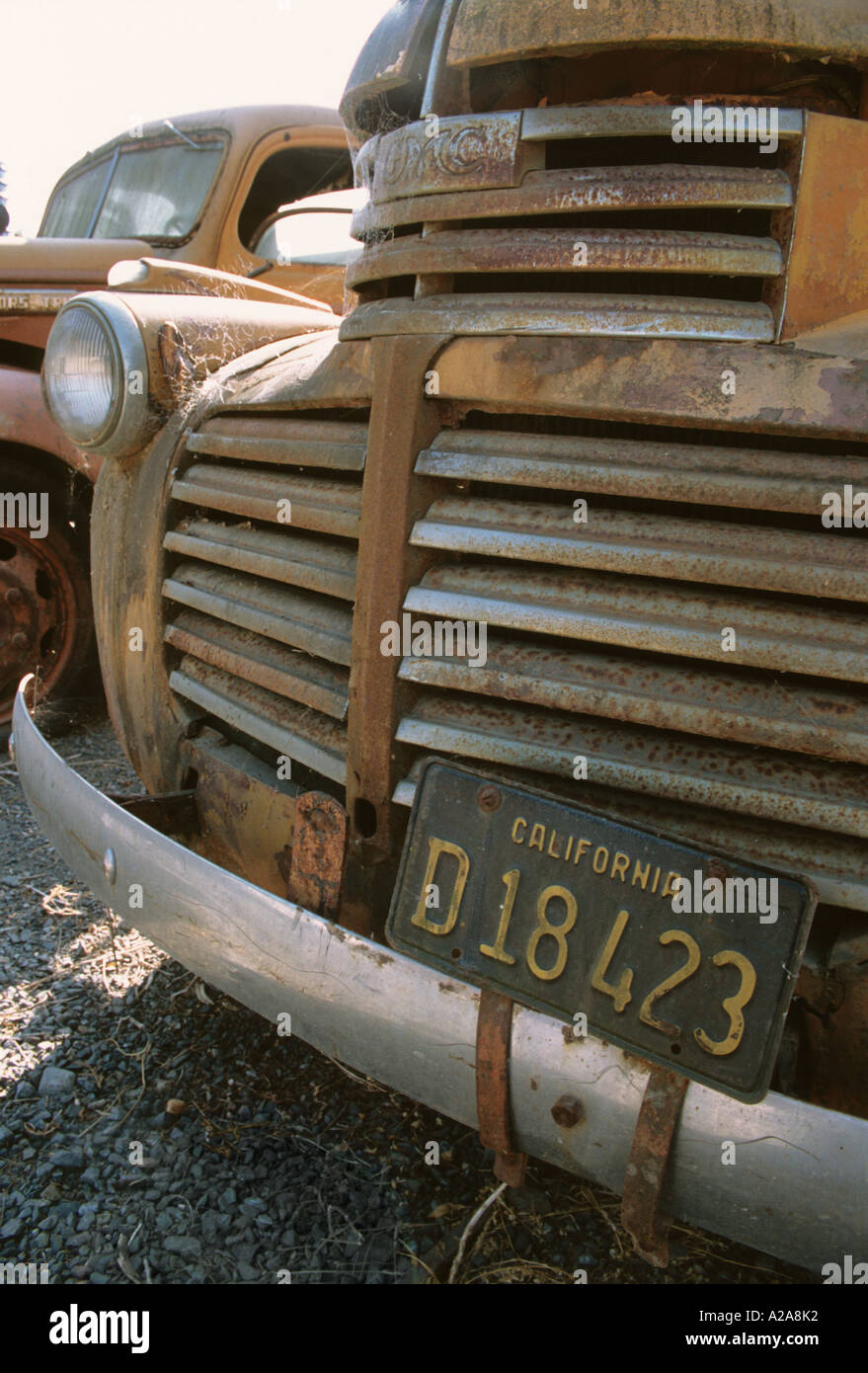 Un vieux camion rouillé, avec des plaques d'immatriculation de la Californie. Banque D'Images