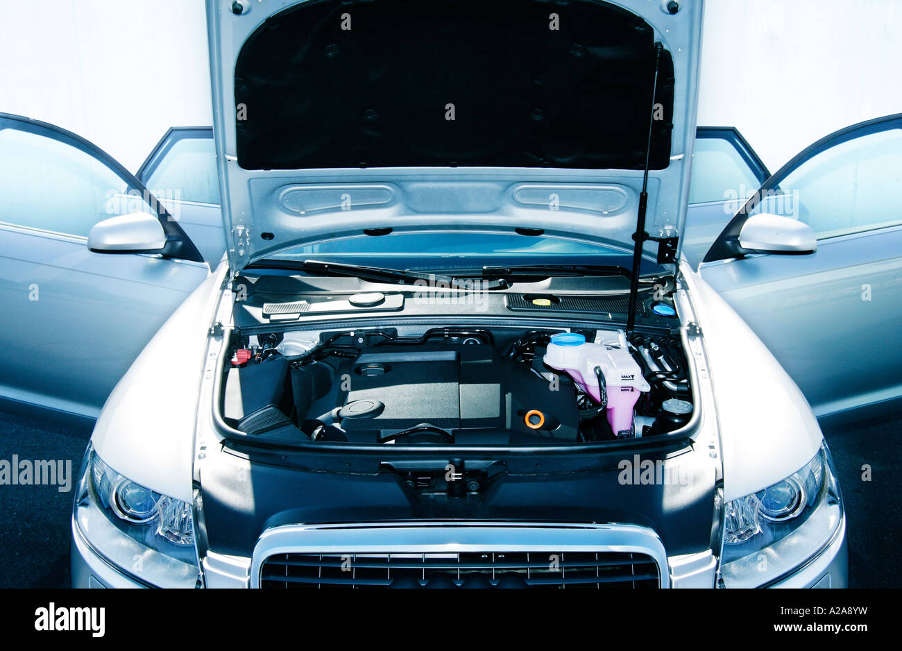 Voiture avec Portes et capot moteur ouvert Banque D'Images