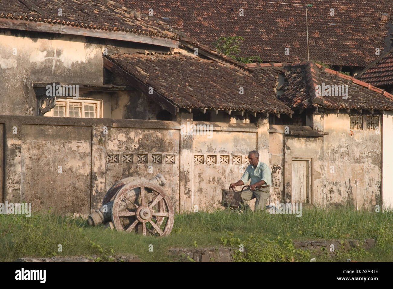 Petit Cannon et l'homme à vélo. Galle, Sri Lanka Banque D'Images