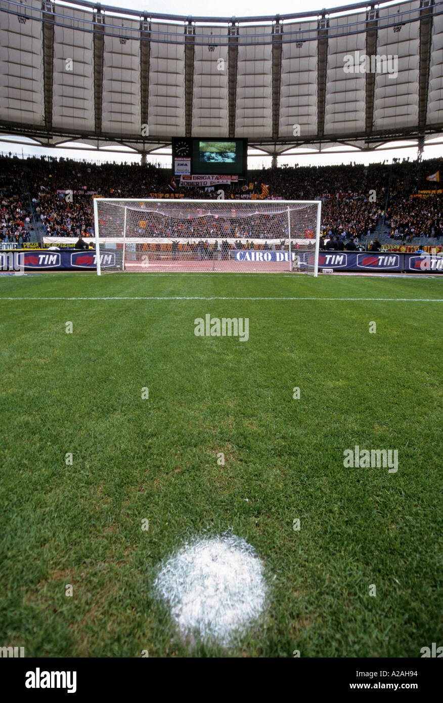 Vue sur le vide goalmouth et partisans dans les stands derrière prises à partir du point de penalty dans le Stadio Olympico Rome Italie Banque D'Images