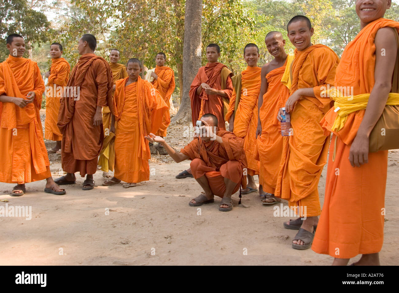 Cambodge Siem Reap Angkor Thom temple Phimeanakas religion des moines bouddhistes de rire comme on prend une photo Banque D'Images