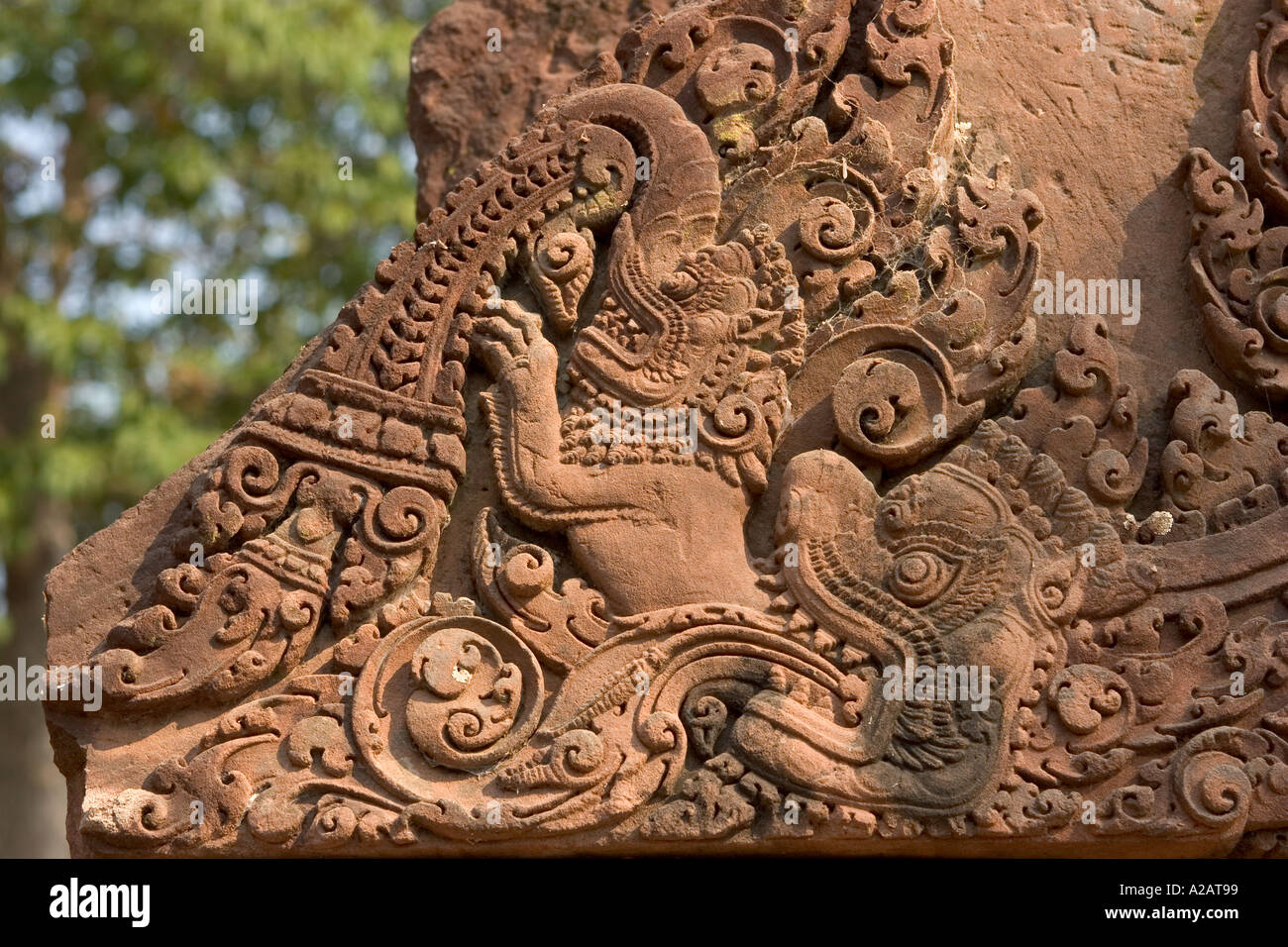 Cambodge Siem Reap Angkor Temples Banteay Srei Temple Hindou Détail de sculpture sur toran autour des entrées Banque D'Images