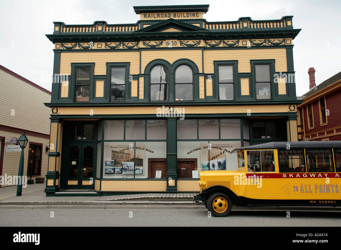 Bus touristique local en face de grumes, Skagway, Alaska Banque D'Images