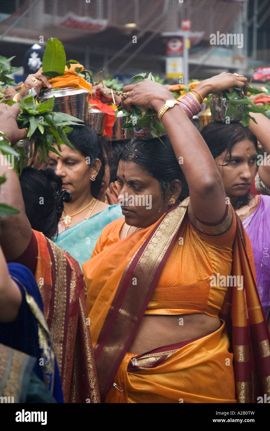 Les femmes de l'Amman Temple Sri Kanaga Thurkai prenant part à l'assemblée annuelle du Festival West Ealing Londres Char Banque D'Images