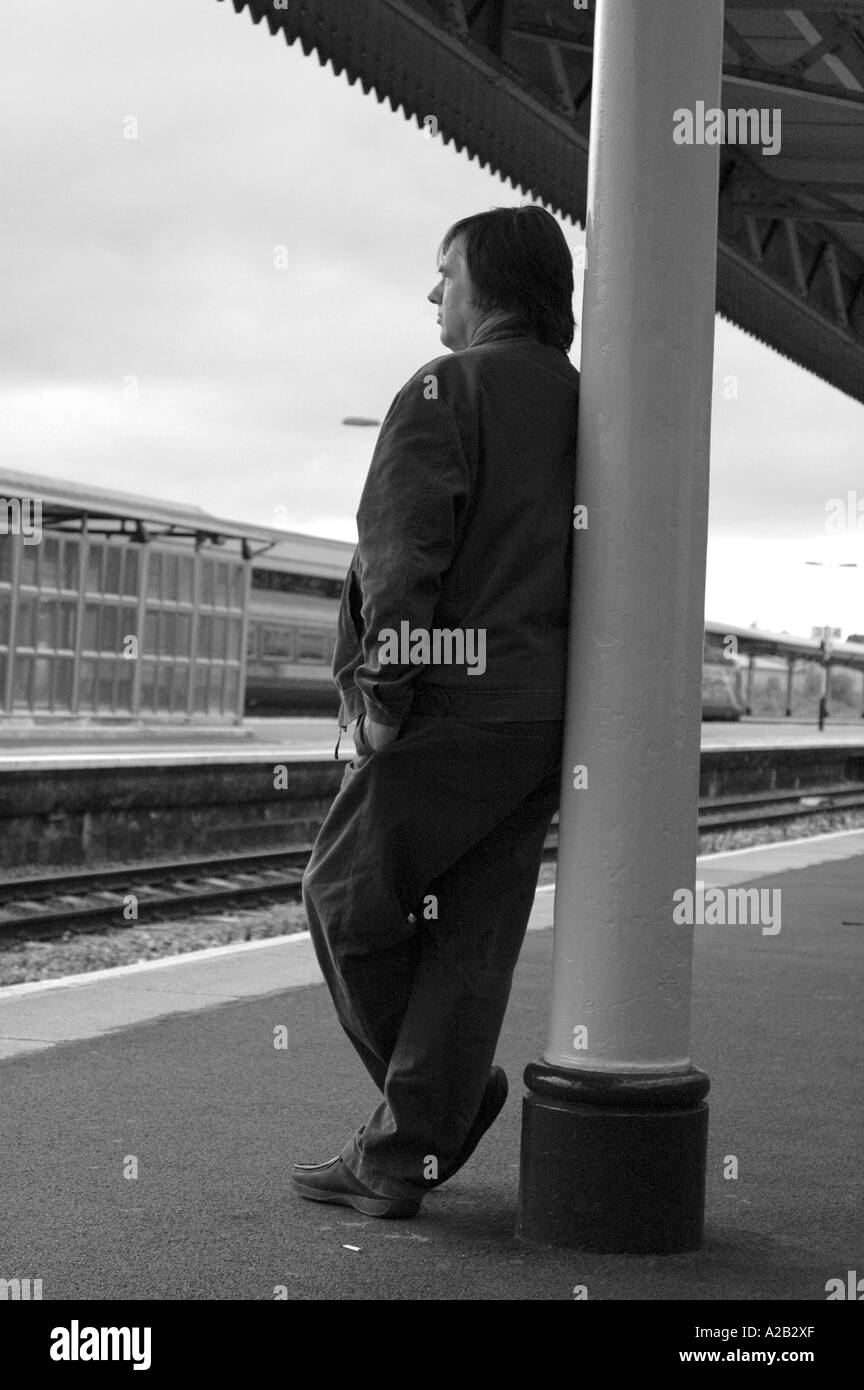 Silhouette de commuter en attente d'un train à la gare de Taunton, England, UK Banque D'Images