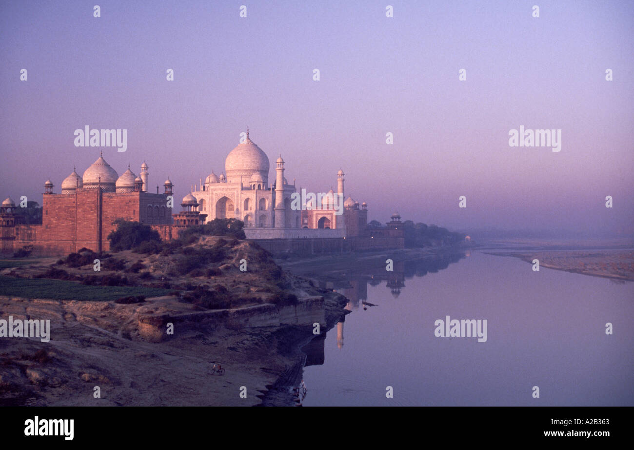 Le Taj Mahal vu à l'aube des rives de la rivière Yamuna à Agra Inde Banque D'Images