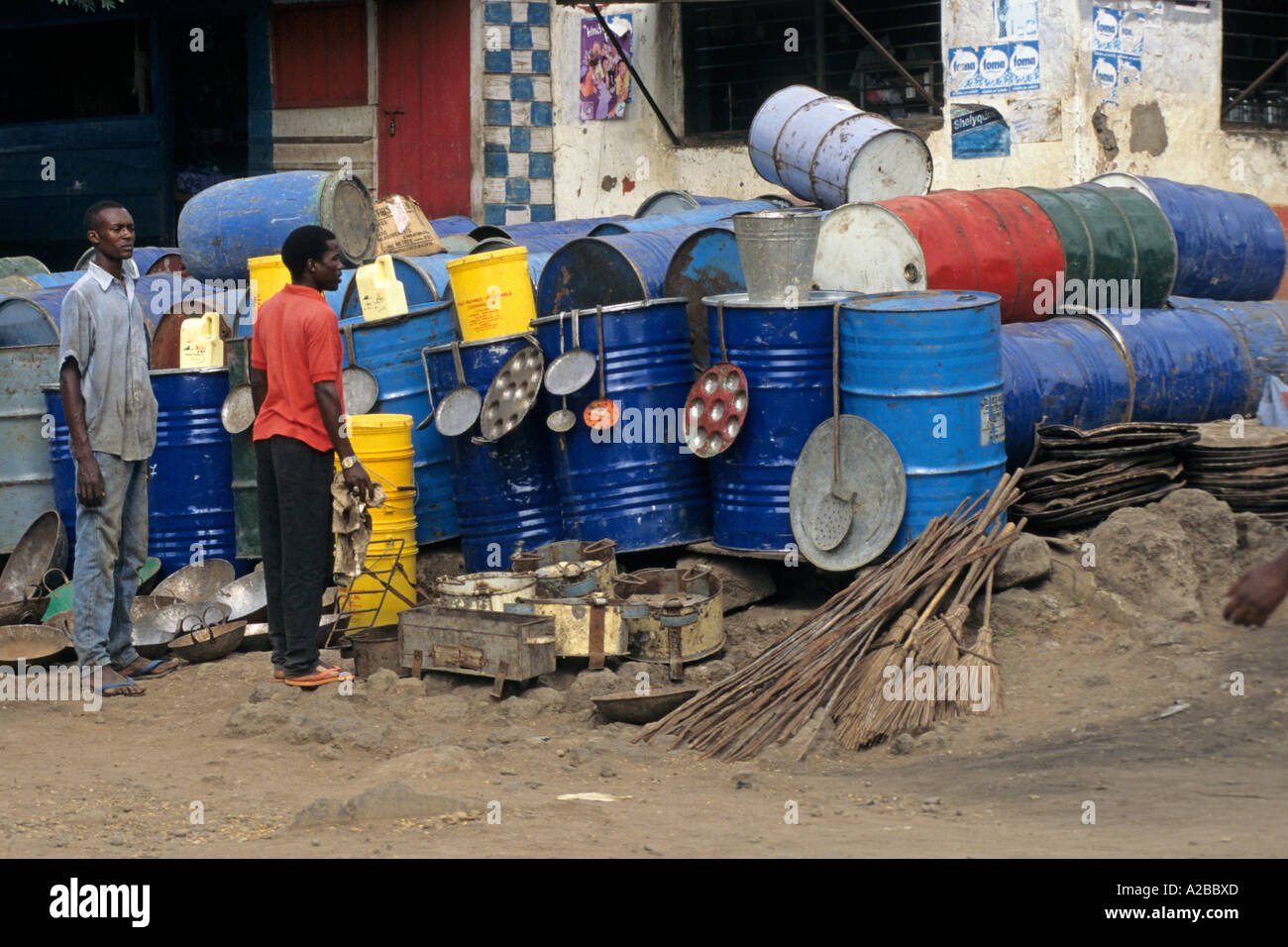 Utilisé des fûts d'huile sont recyclés dans des fourneaux de cuisine et ustensiles de cuisine ; Moshi, Tanzanie Banque D'Images