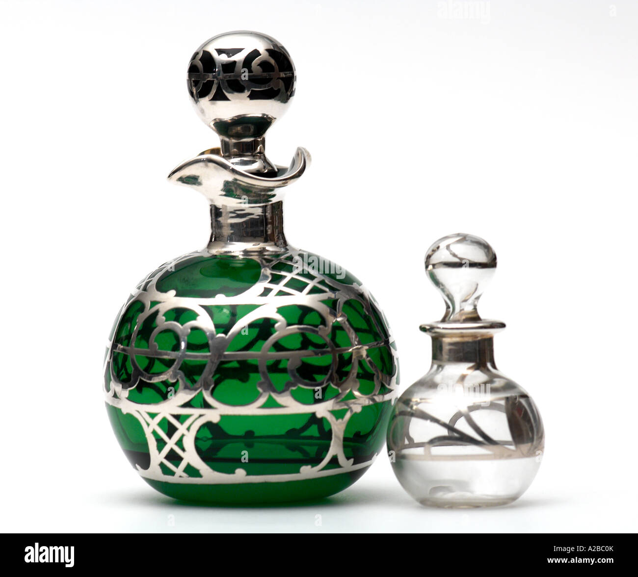 Deux flacons de parfum en verre avec incrustation d'argent vers 1905 Banque D'Images