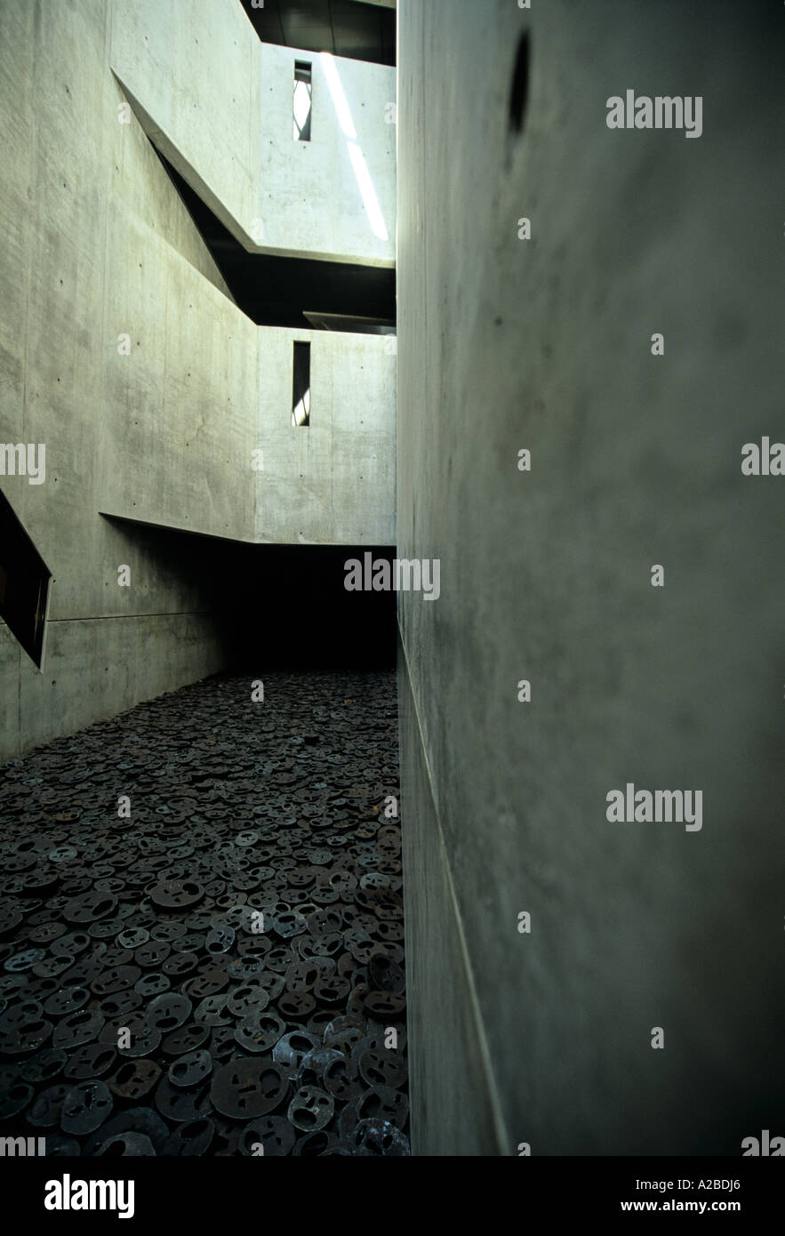 Marcher sur les visages de fer sans effet mémoire Musée Juif de Berlin Allemagne Europe Centrale Banque D'Images