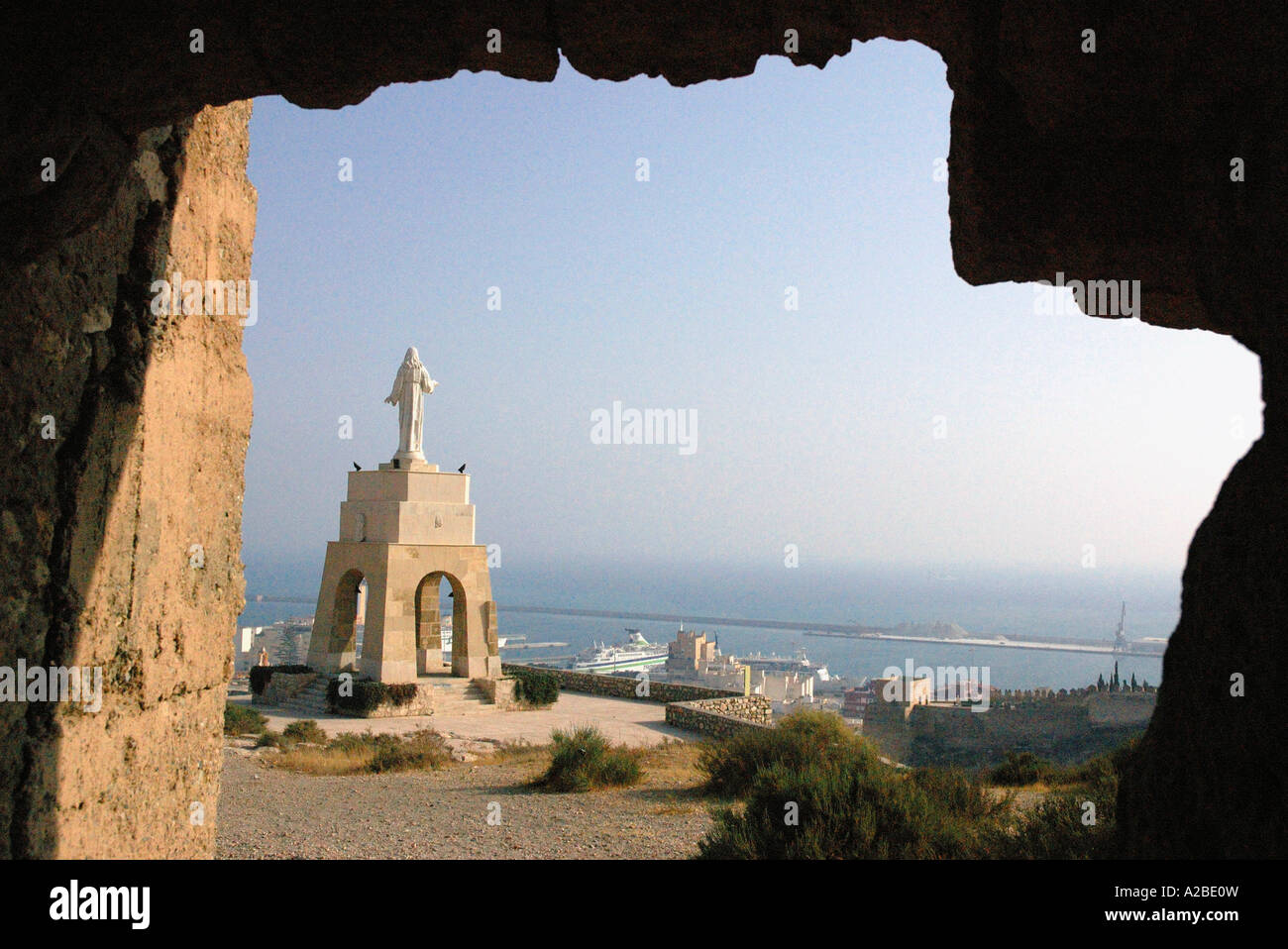 Vue panoramique Almería & Jésus Christ statue dominant la ville Almeria Andalousie Andalucía España Espagne Iberia Europe Banque D'Images