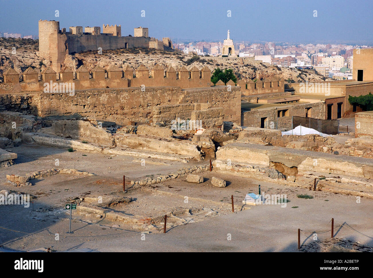 Vue panoramique sur la forteresse Alcazaba, murs et statue du Christ Almería Almeria Andalousie Andalucía España Espagne Iberia Europe Banque D'Images