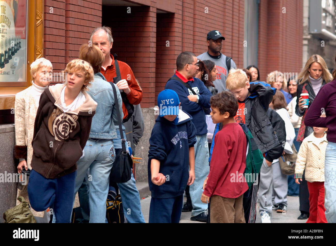 Les enfants avec leurs parents et tuteurs à la ligne d'attente à l'audition pour le rôle principal dans la comédie musicale Billy Elliot Banque D'Images