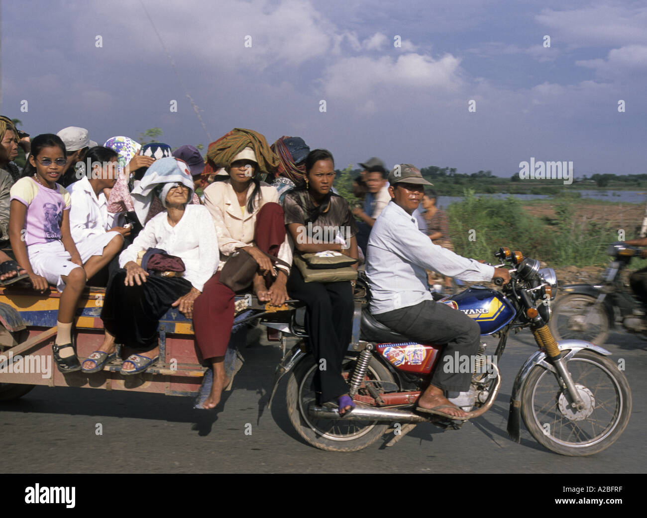 Le Cambodge. Remorque-moto bondé près de Phnom Penh Photo Stock - Alamy