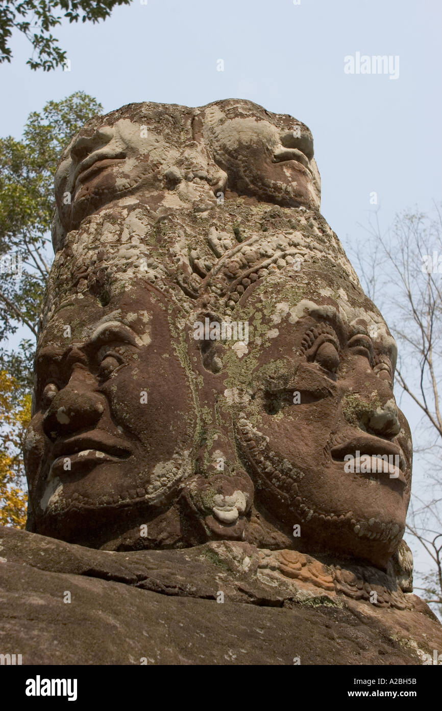 Cambodge Siem Reap Angkor Thom La culture de la victoire du groupe Royal Gate sculpture de pierre les quatre visages d'Avalokiteshvara Banque D'Images